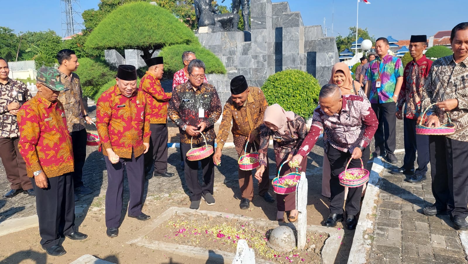 Wakil Wali Kota Tegal Pimpin Ziarah dan Tabur Bunga Peringati Hari Koperasi ke-79
