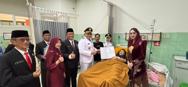Kelahiran Bayi Spesial di Hari Kemerdekaan ke-81, Wali Kota Serahkan Langsung Dokumen Kependudukan 