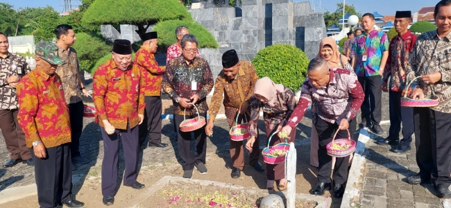 Wakil Wali Kota Tegal Pimpin Ziarah dan Tabur Bunga Peringati Hari Koperasi ke-79 